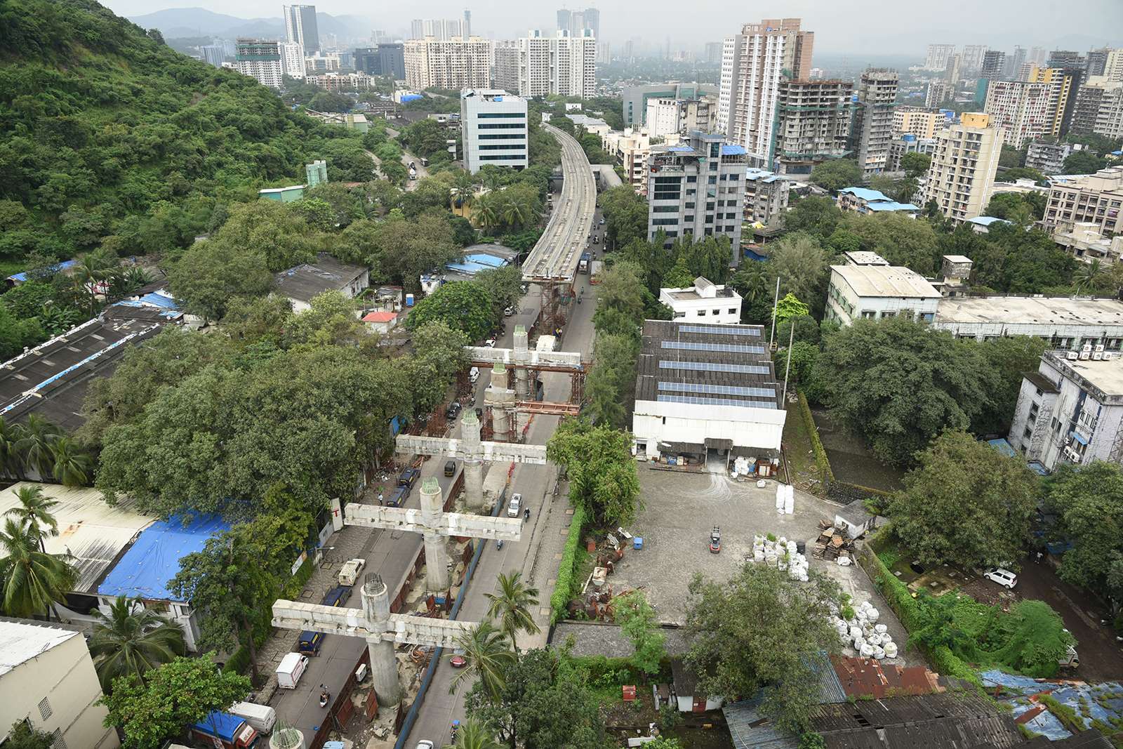 Metro Mumbai: Luftaufnahme der Baustelle mit einer Parkanlage und Mumbai-Stadt im Hintergrund  
