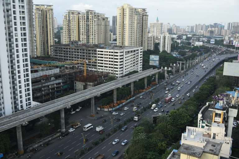 Metro Mumbai: Mumbai Metro Line 4, Indien - blick auf die Baustelle mit der Mumbai Metropole im Hintergrund