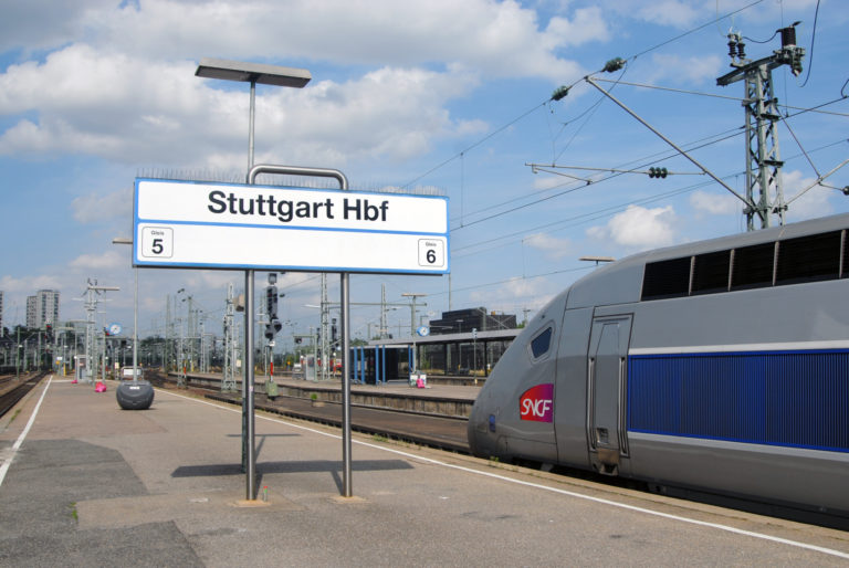 Bahnhofsschild an den Gleisen des Stuttgarter Hauptbahnhof