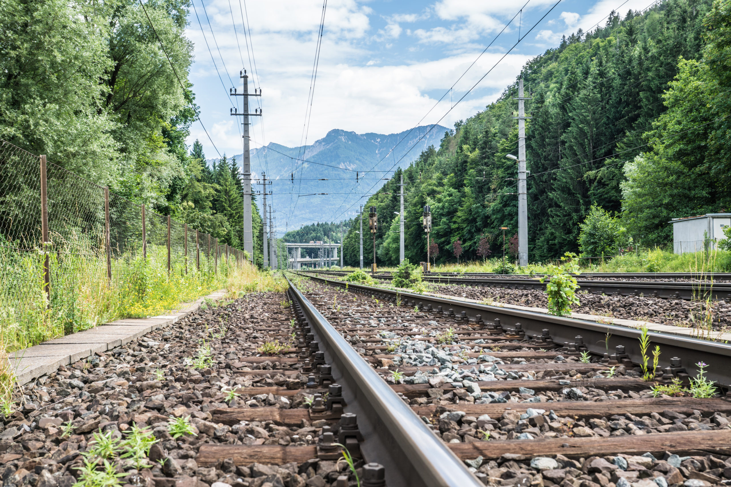 Umwelt und Geo Services –DB Eisenbahnschienen in der Natur