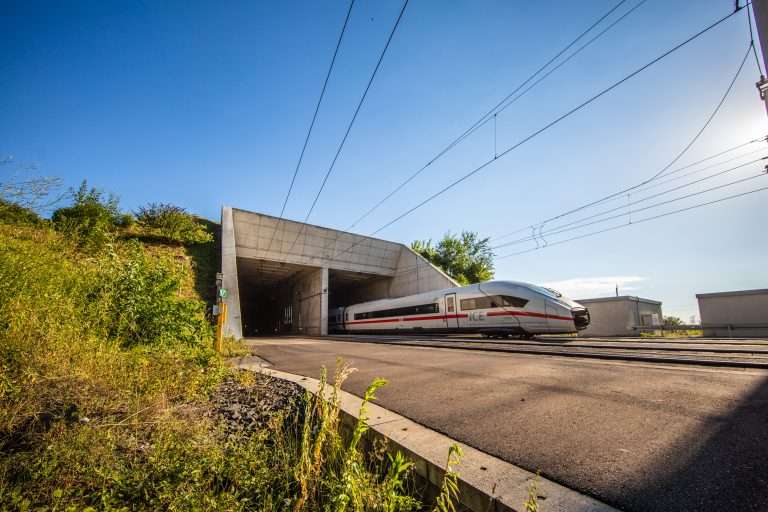Bahnausbau: ICE Zug fährt aus dem Katzenbergtunnel raus