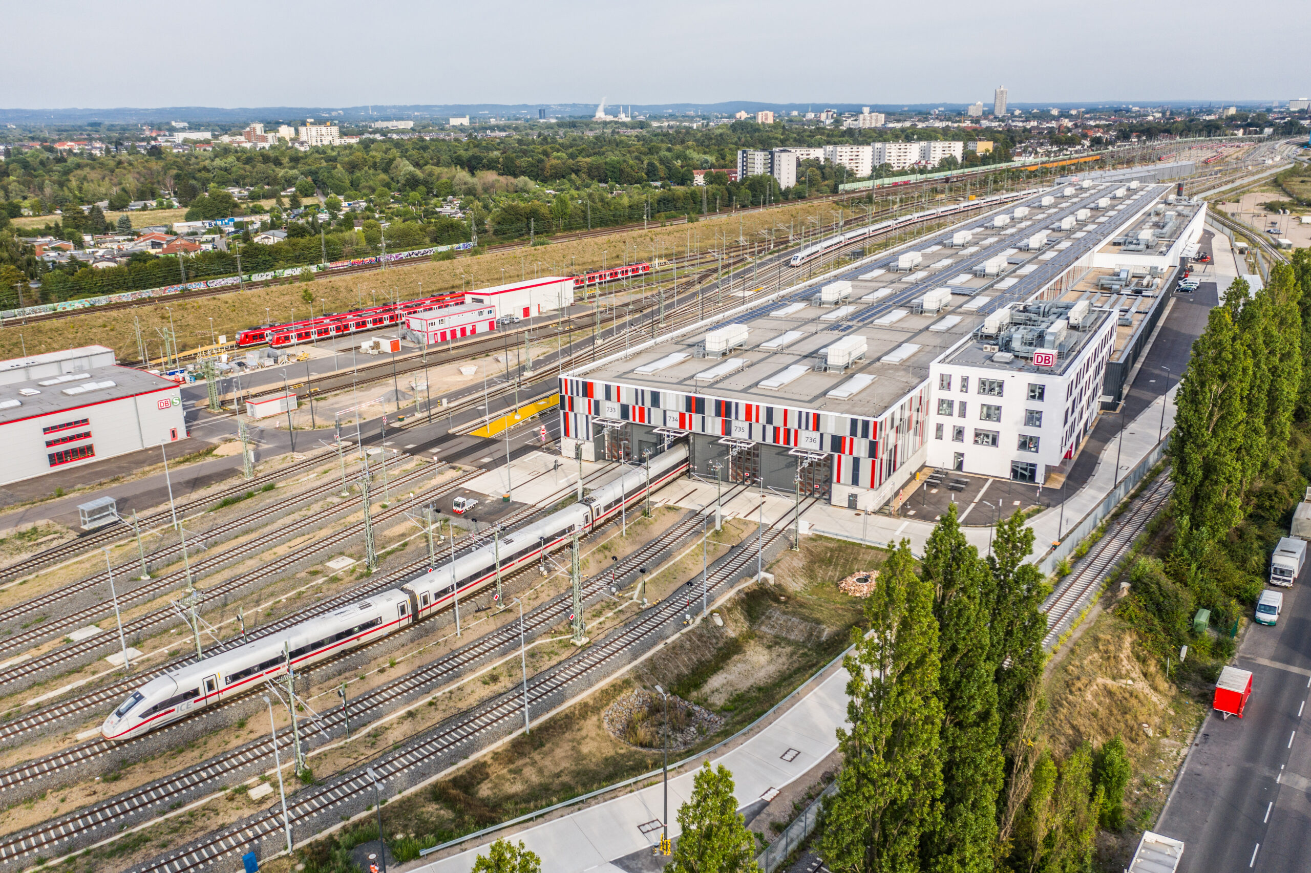 Übersicht über das ICE-Werk mit der 410 Meter langen Werkhalle in Köln-Nippes
