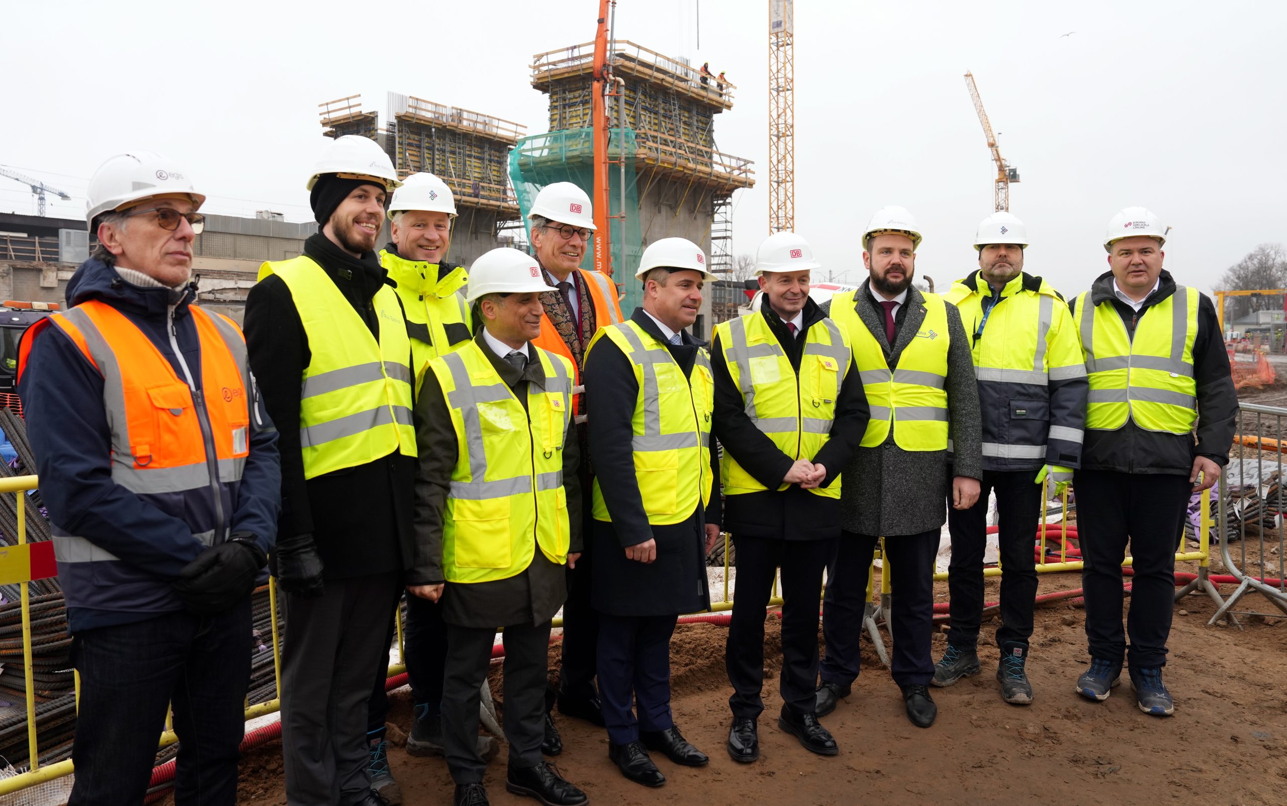High rank officials including the German Minister of Digital Affairs and Transport Volker Wissing and Jānis Vitenbergs Minister for Transport, Latvia together with Niko Warbanoff and other DB Engineering & Consulting representatives in a group photo