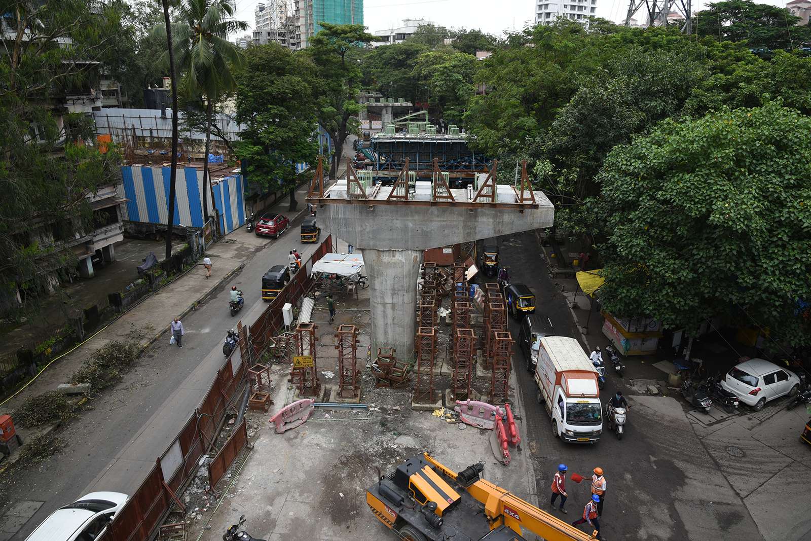 Mumbai Metro: close-up of construction site in the middle of traffic 