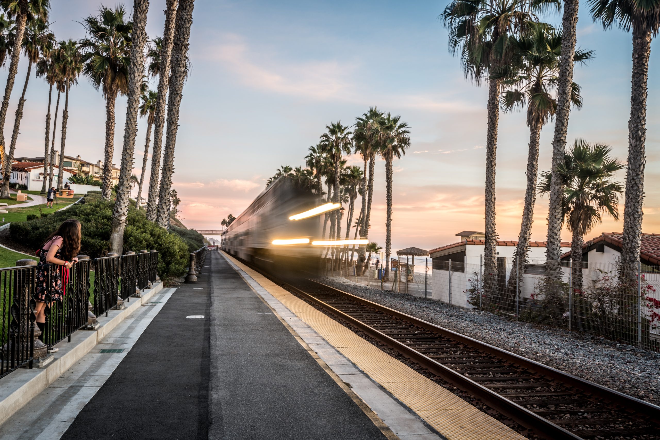 Schneller Zug auf den Gleisen in San Clemente