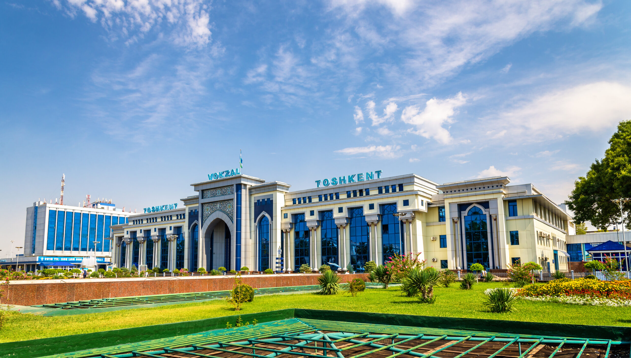 Partnerschaft in Usbekistan -Tashkent, Uzbekistan - August 12, 2016: View of Tashkent Railway Station. All railways within Uzbekistan are operated by a state-owned stock company