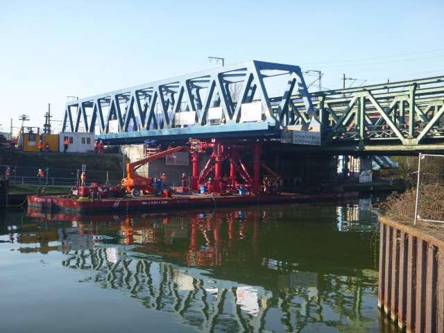 Bridge insertion over the Rhine-Herne Canal