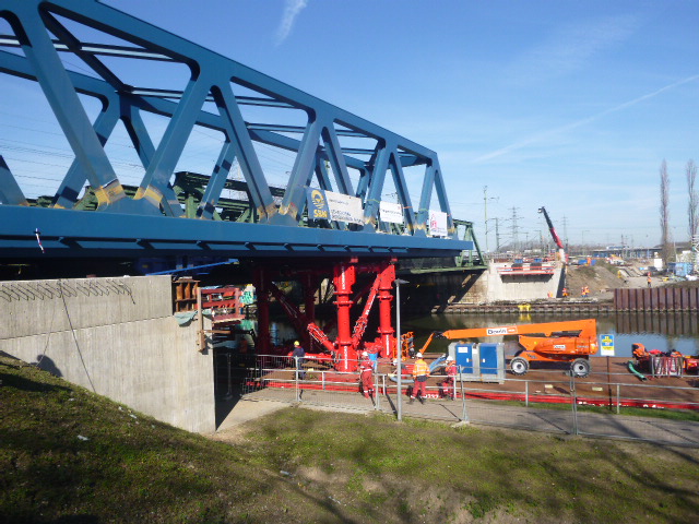 Rhein-Herne-Kanal - Erfolgreicher Einschub des blau gestrichenen Stahlfachwerküberbaus 