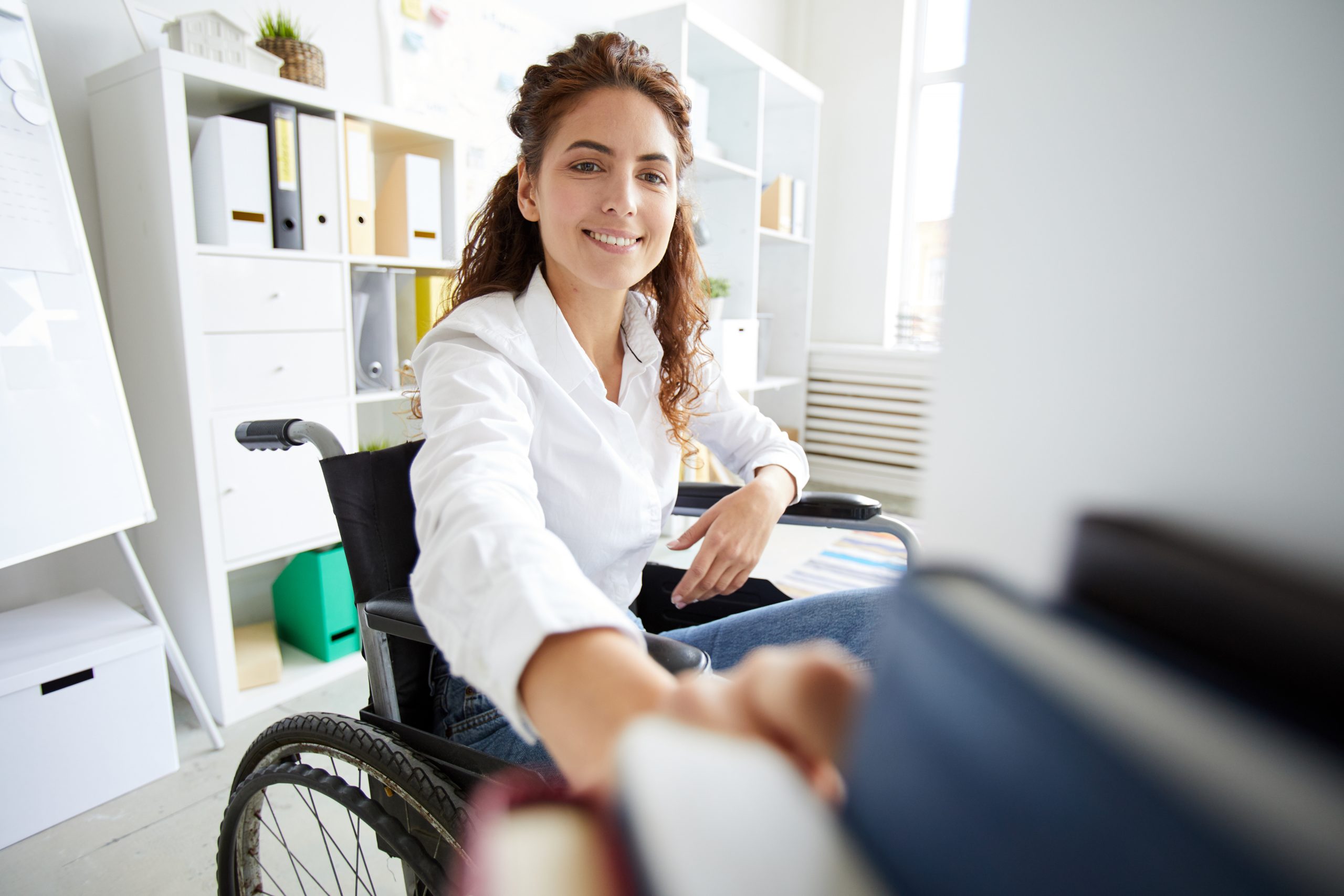 Karriere - Geschäftsfrau im Rollstuhl