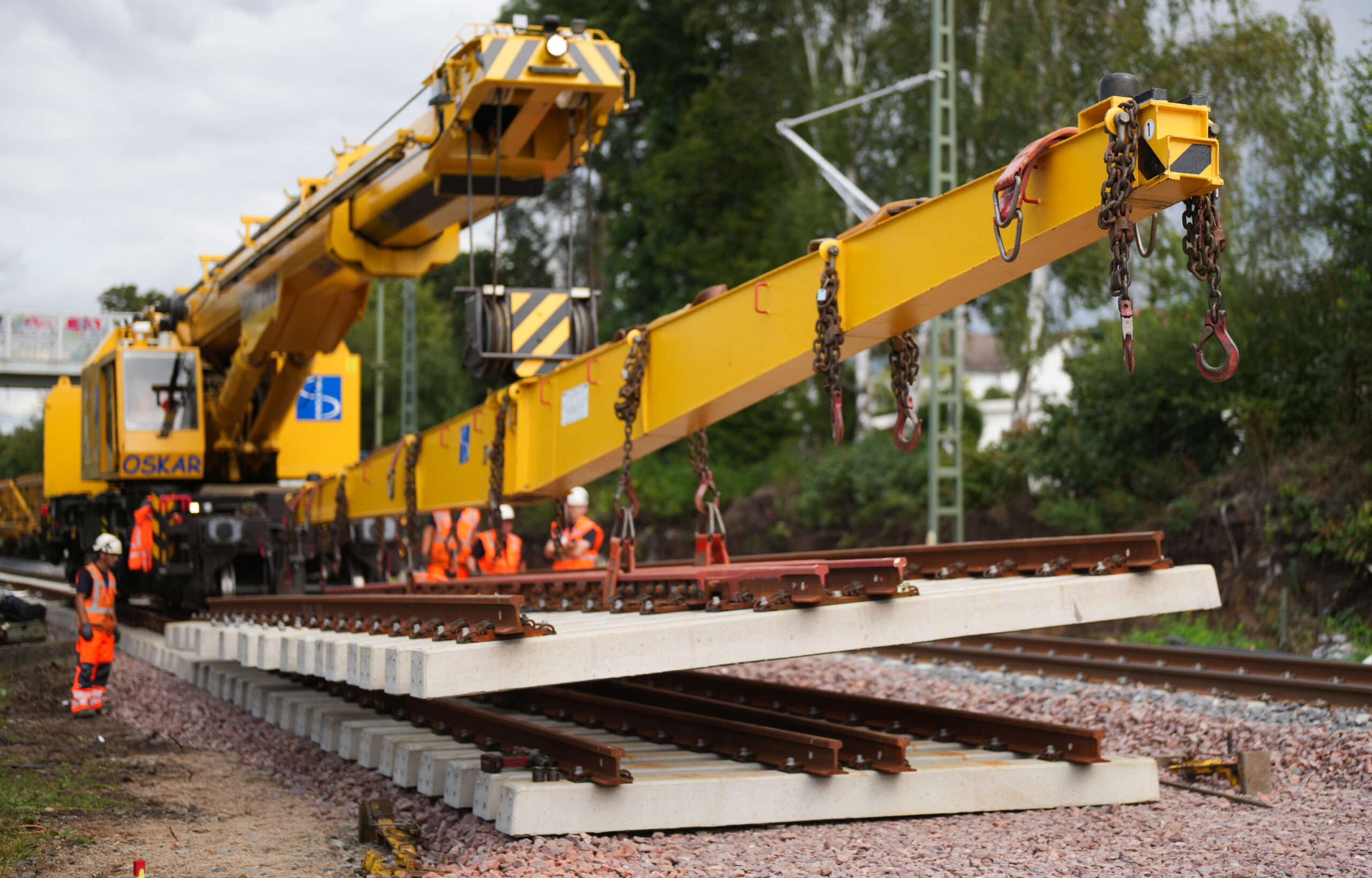 Installation of a switch with track crane