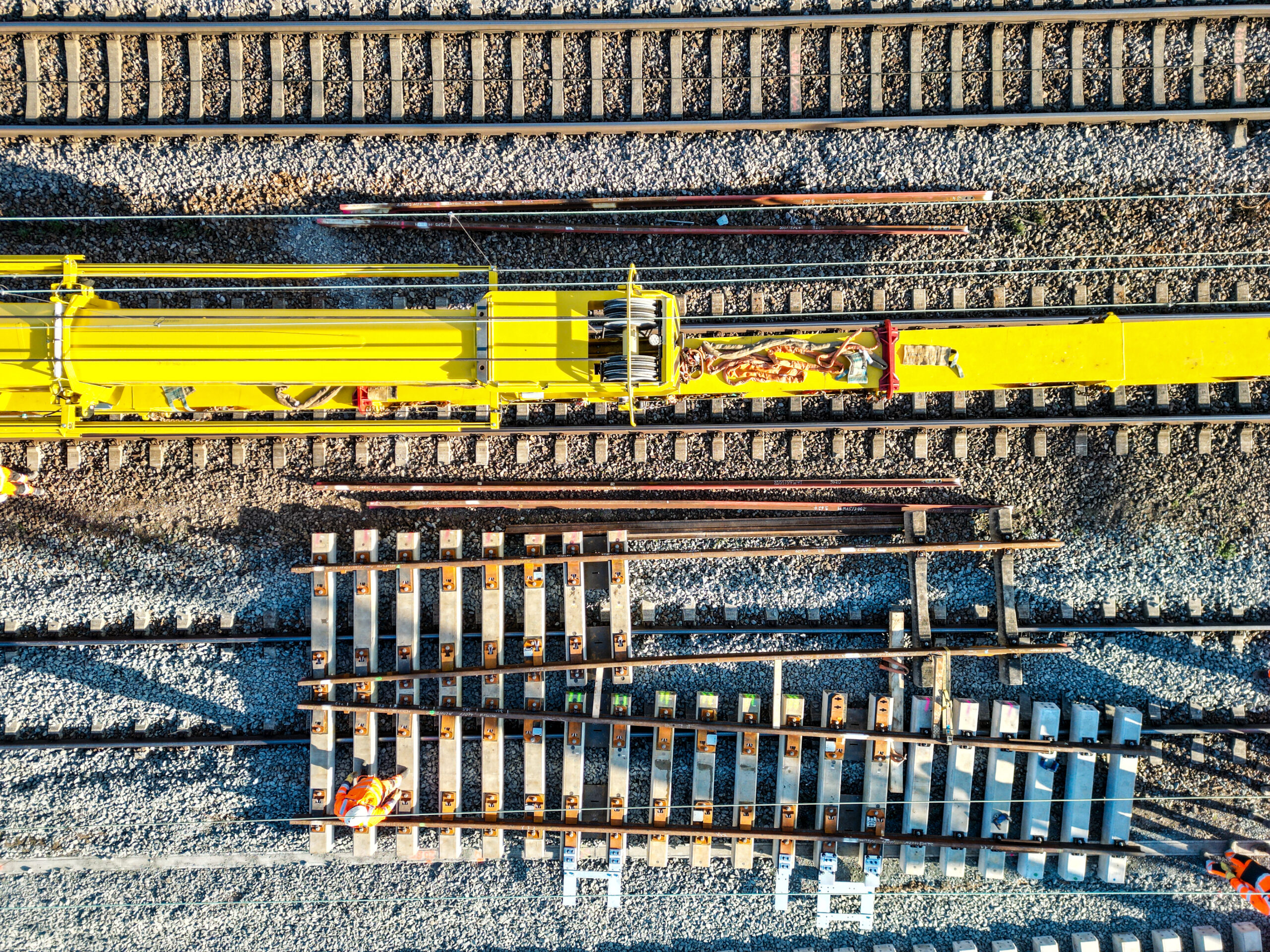 Luftaufnahme der Gleisbauarbeiten, Riedbahn