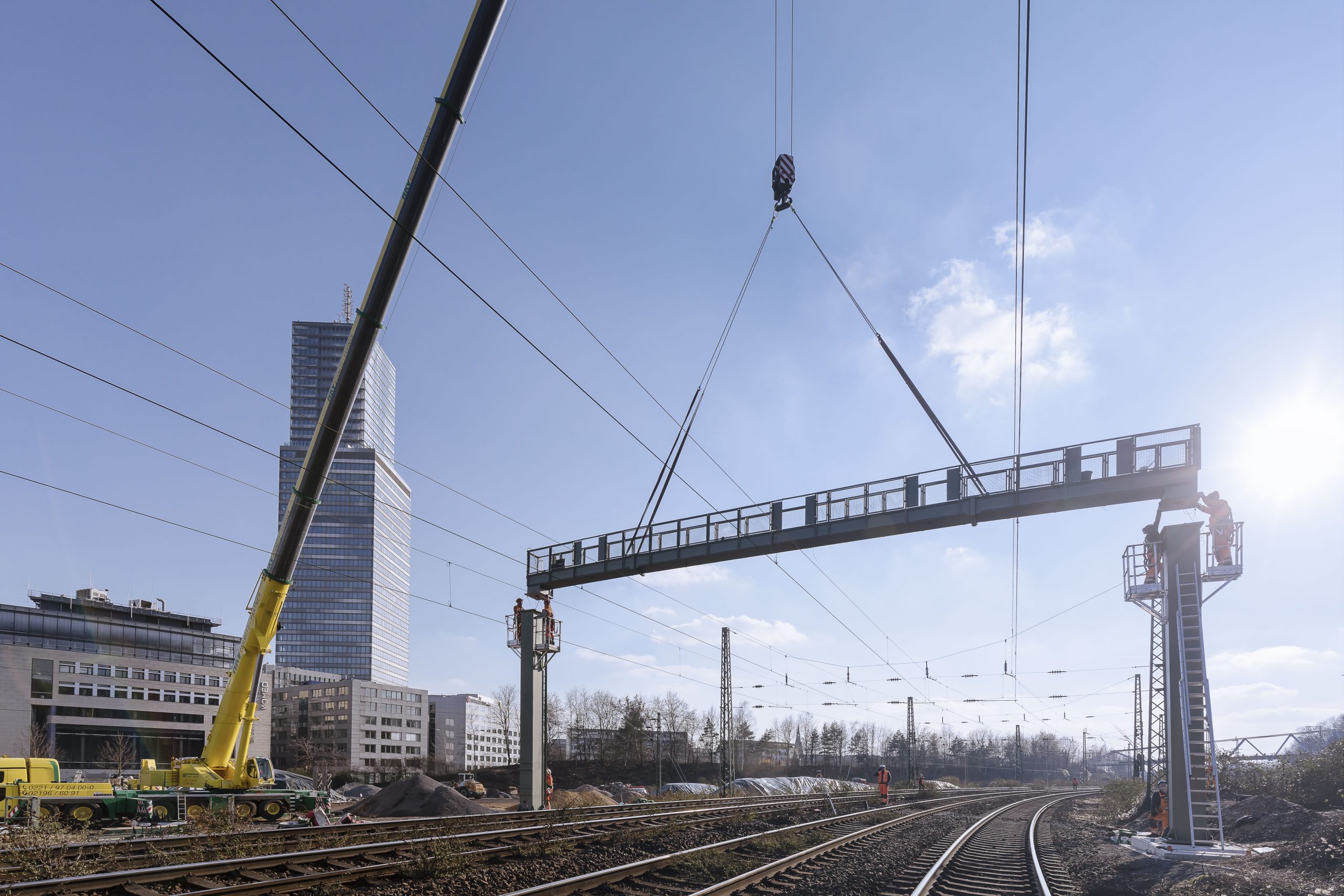 Electronic interlockings: New construction of Cologne Central Station and Left Bank of the Rhine electronic interlockings