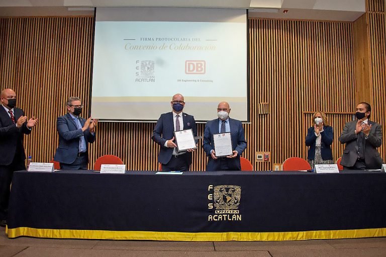 Representatives of DB Engineering & Consulting and UNAM sign the treaty for the training of new railroad experts