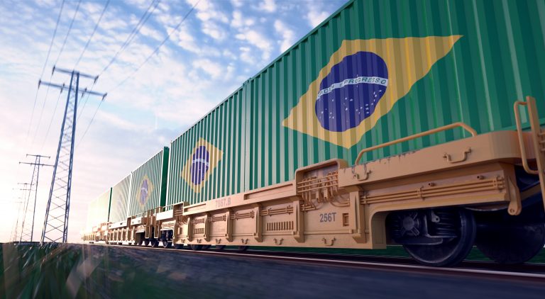 FICO-FIOL Projekt_Brasilianische Exporte_Güterzug mit beladenen Containern in Bewegung