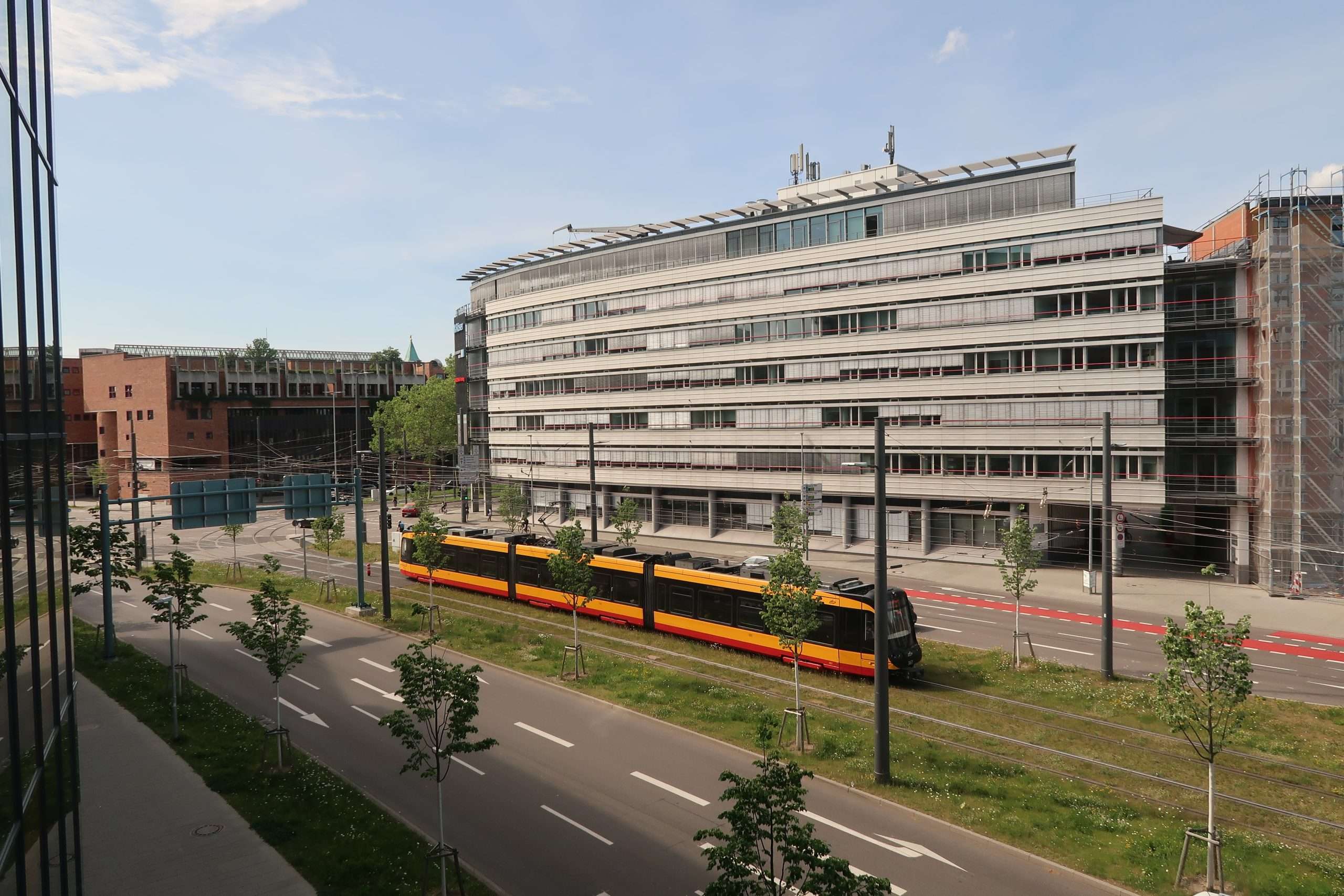 Schienenverkehr_DB Engineering & Consulting_Straßenbahn Karlsruhe vor Gebäude