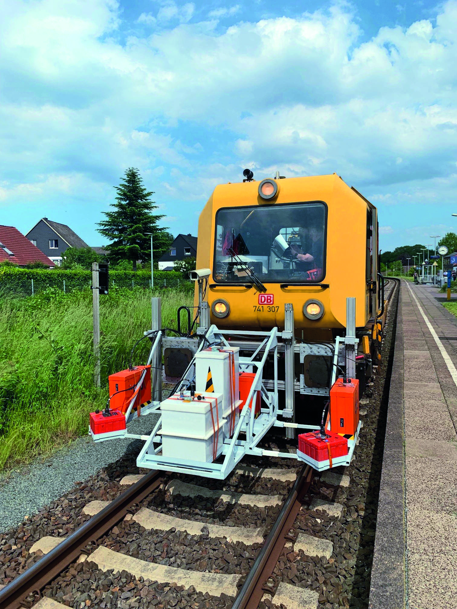 Ground-penetrating radar_measuring vehicle on rail