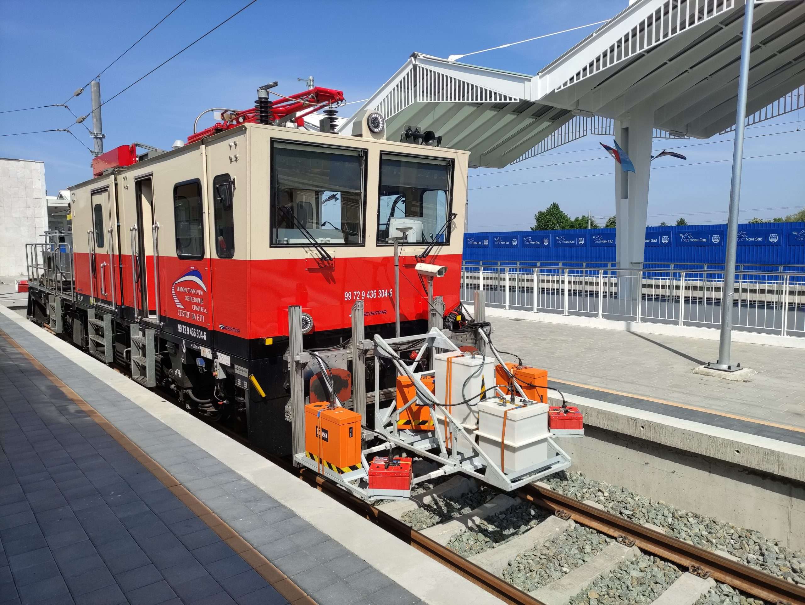 Ground-penetrating radar_measuring vehicle in station