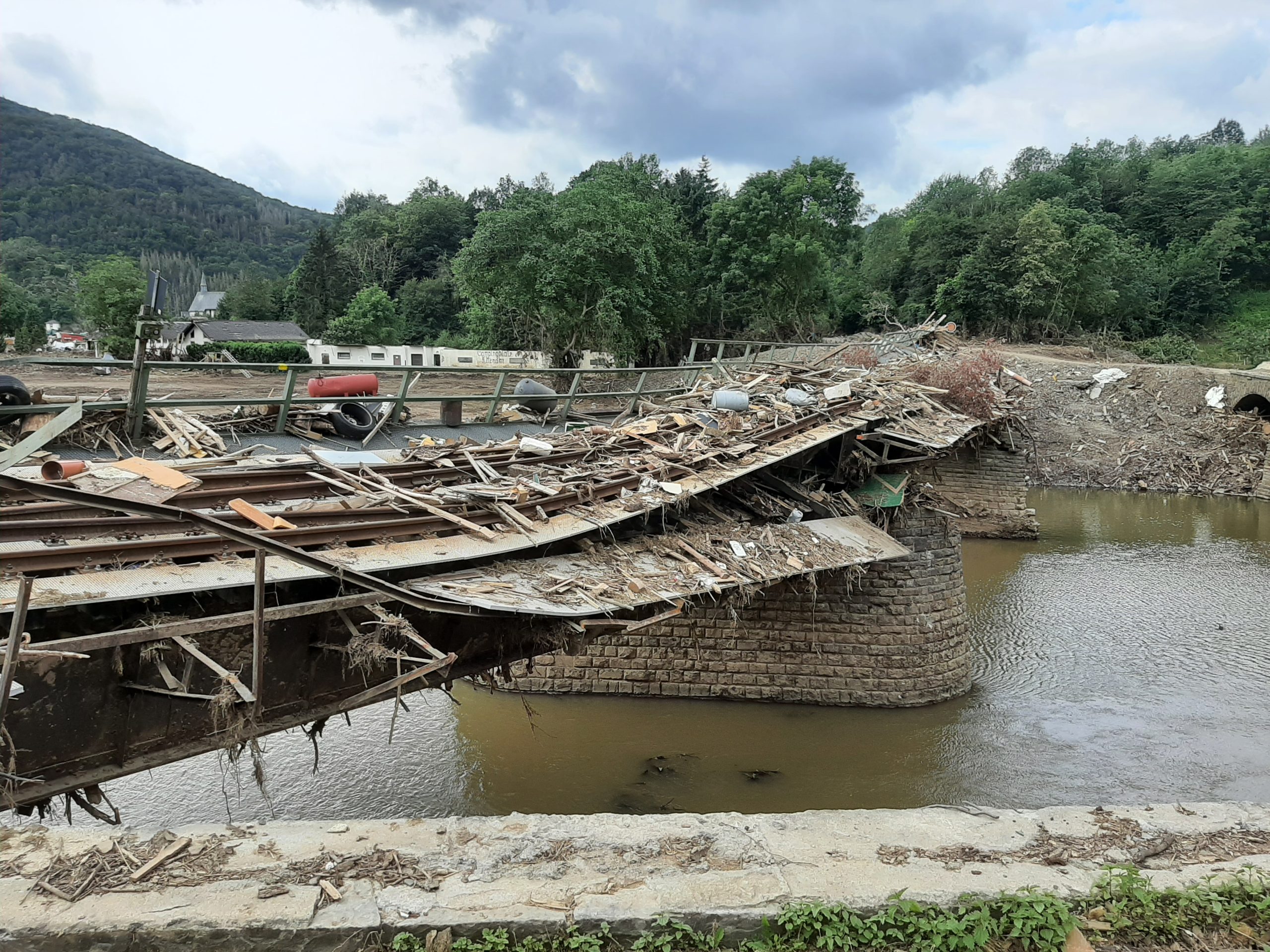 Wiederaufbau Hochwasserschäden zerstörte Brücke