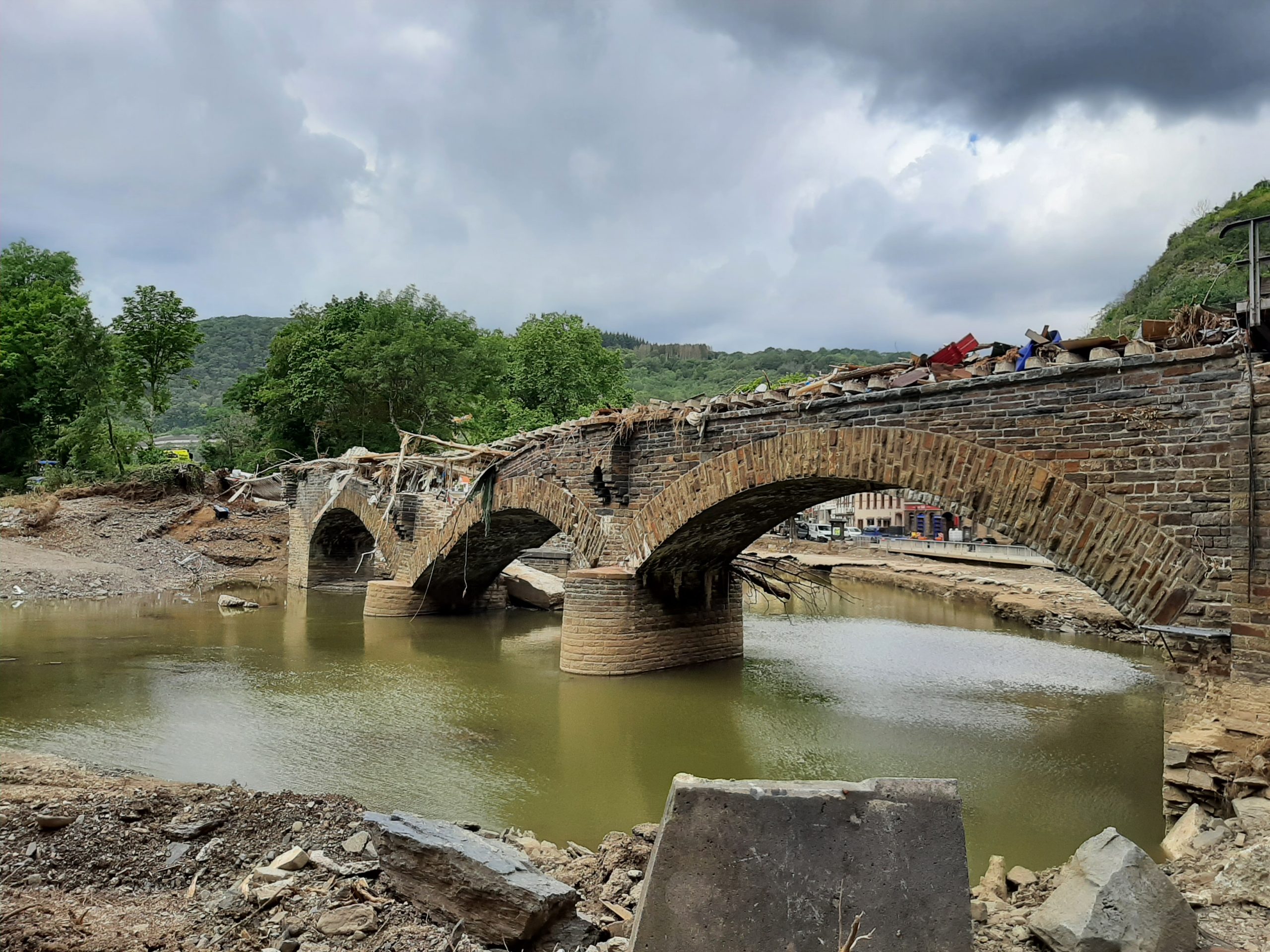 Wiederaufbau Hochwasserschäden zerstörte Brücke