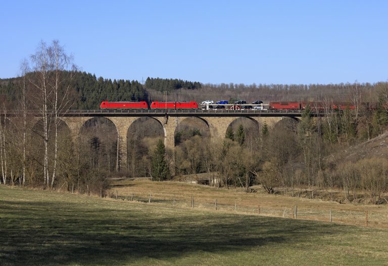 Haiger to Hanau line_Between Siegen and Haiger (Dillstrecke), single-wagon traffic with double traction locomotive class 187 passes through the 184-meter-long Rudersdorfer Viaduct near Rudersdorf.