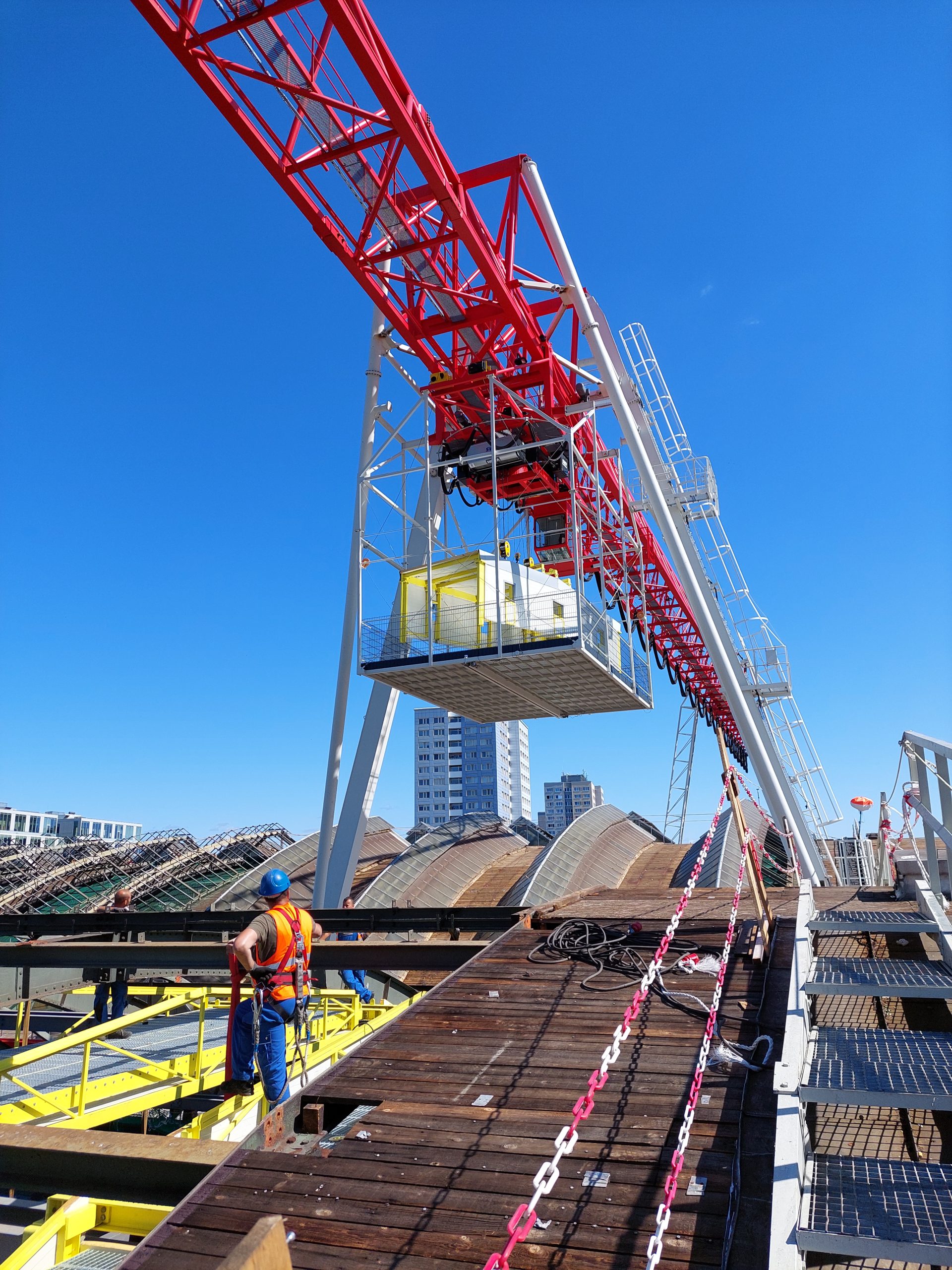 Protective bridge with integrated lifting gear transports materials, ostbahnhof