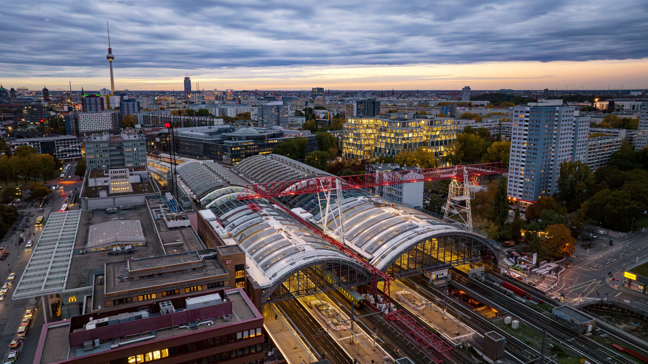 Berlin Ostbahnhof: Nord- und Südhalle aus der Vogelperspektive