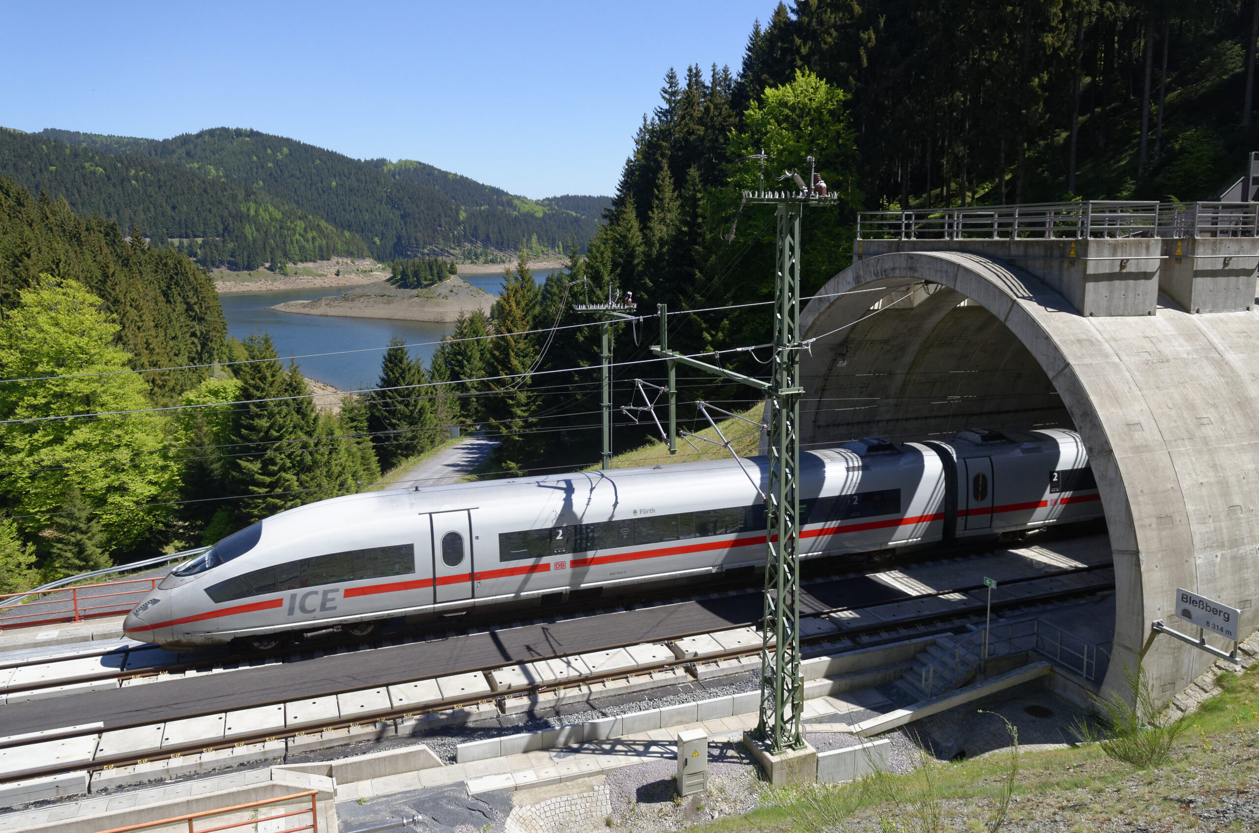 ICE 3 (Baureihe 403) als "Sprinter" München - Berlin auf der Schnellfahrstrecke Ebensfeld – Erfurt durch den Thüringer Wald, Fahrtrichtung Nord (VDE 8.1)