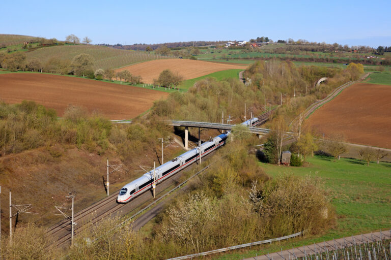 ICE auf der Schnellfahrtstrecke Mannheim-Stuttgart