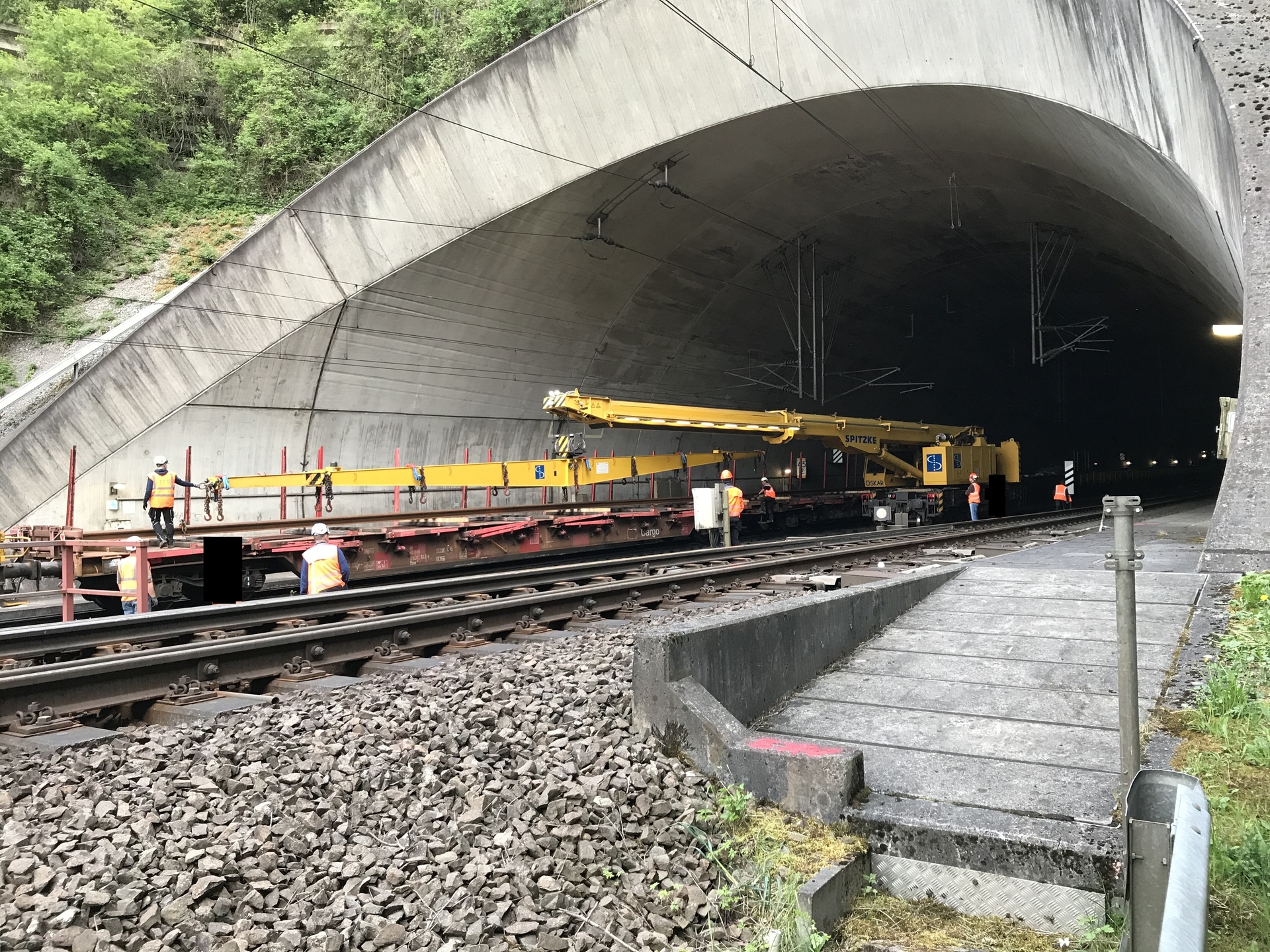 Kran zur Weichenmontage im Rollenbergtunnel