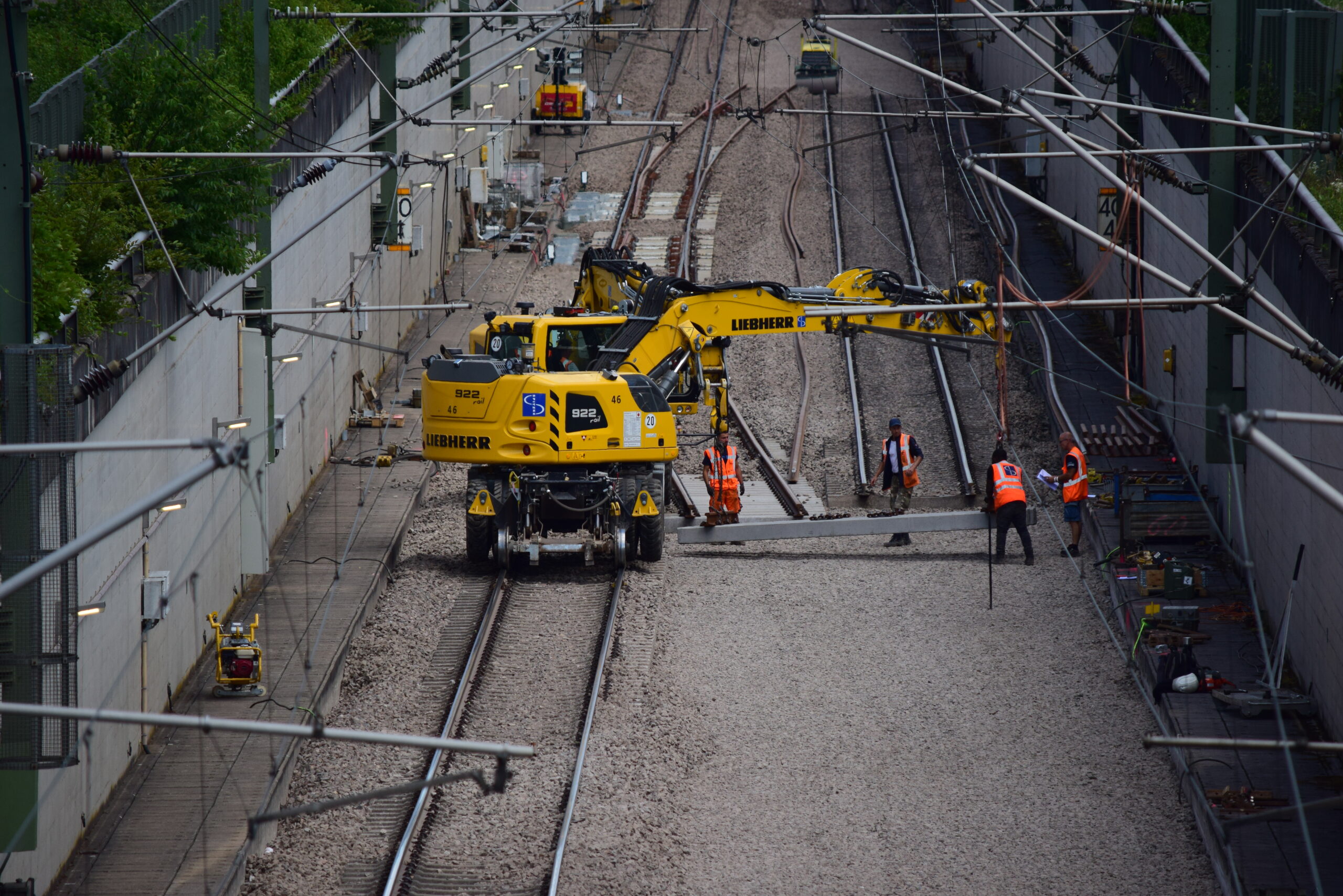 Laying of turnout parts of turnout 41 of the Forst overhead line with road-rail excavator