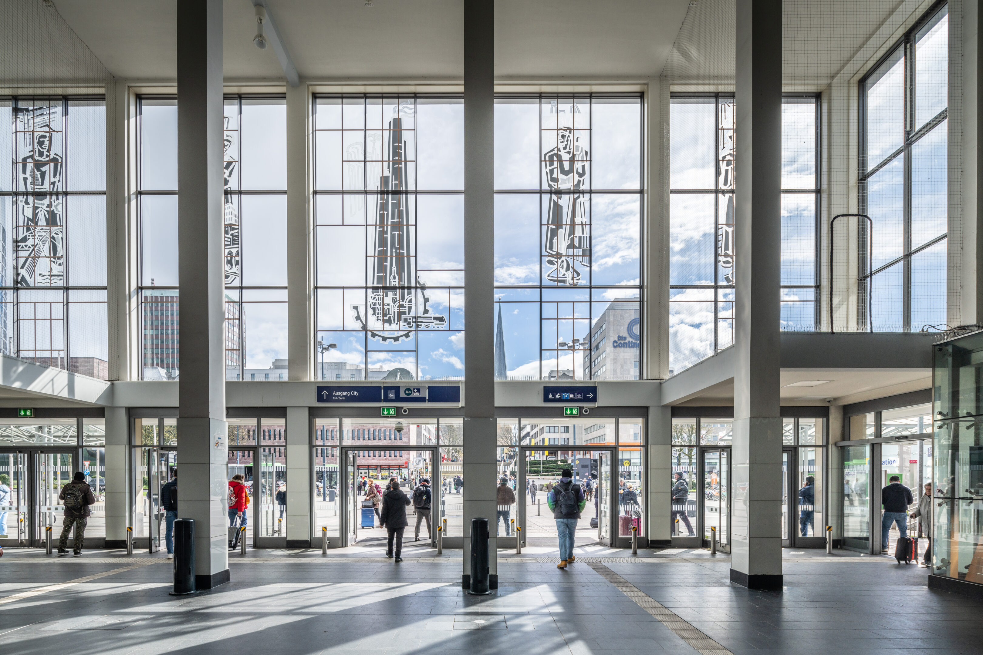 Dortmund central station - entrance to the station concourse