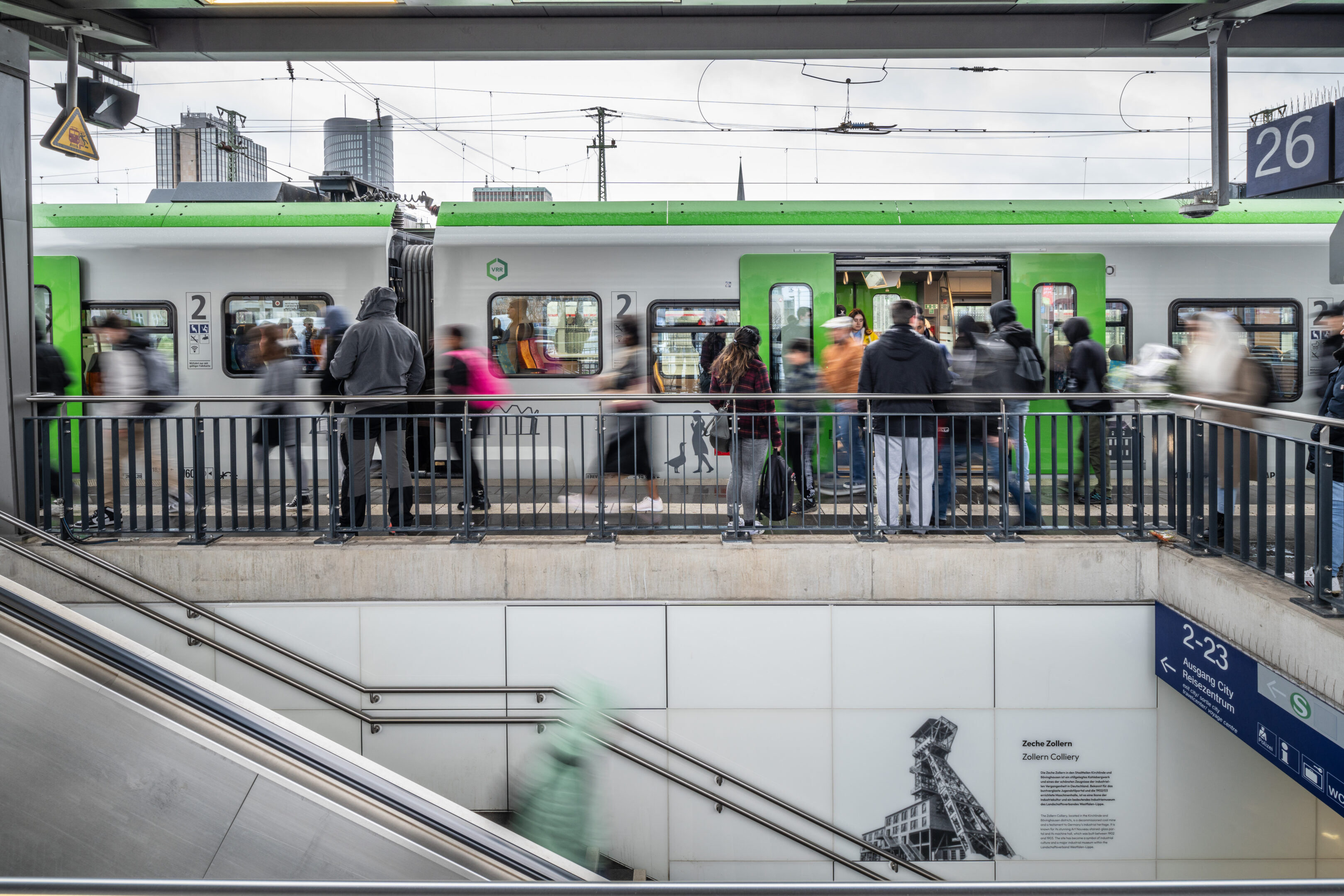 Zug hält am Gleis