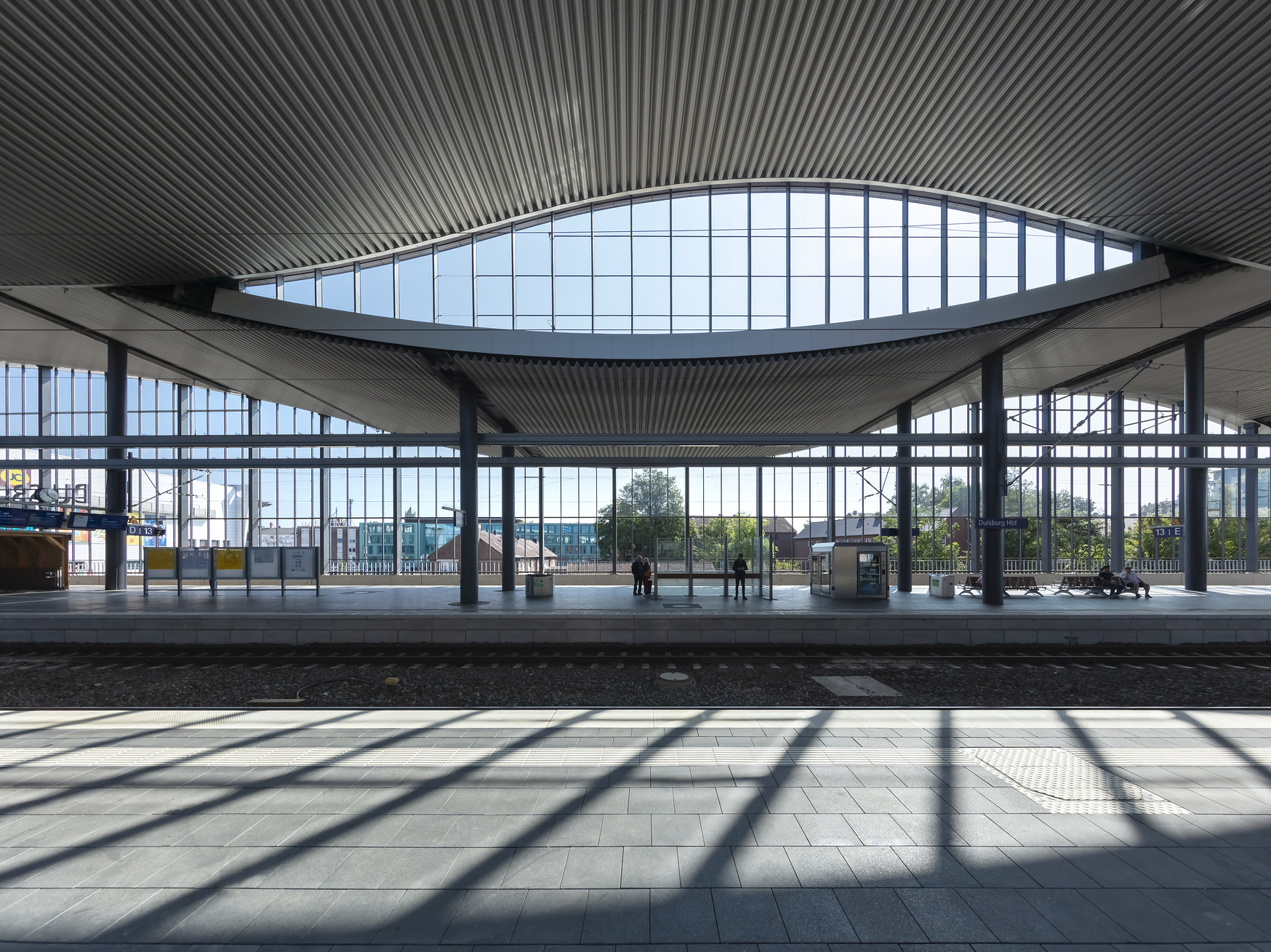 Das Foto zeigt die gewellte Dachstruktur der Gleishalle am Duisburg Hbf