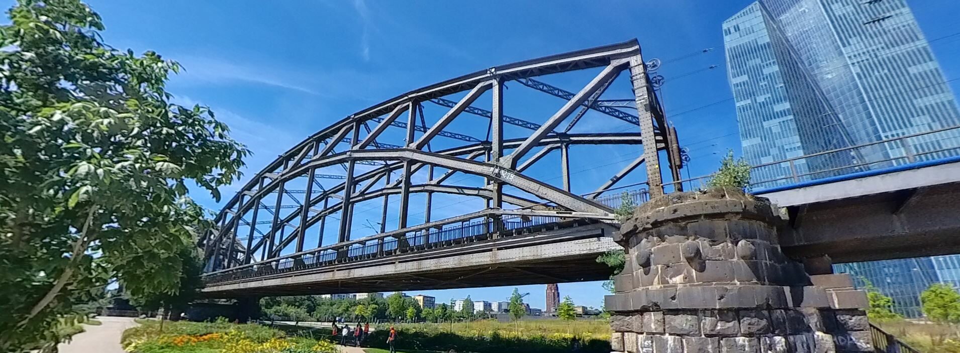 Seitenansicht der Deutschherrnbrücke in Frankfurt