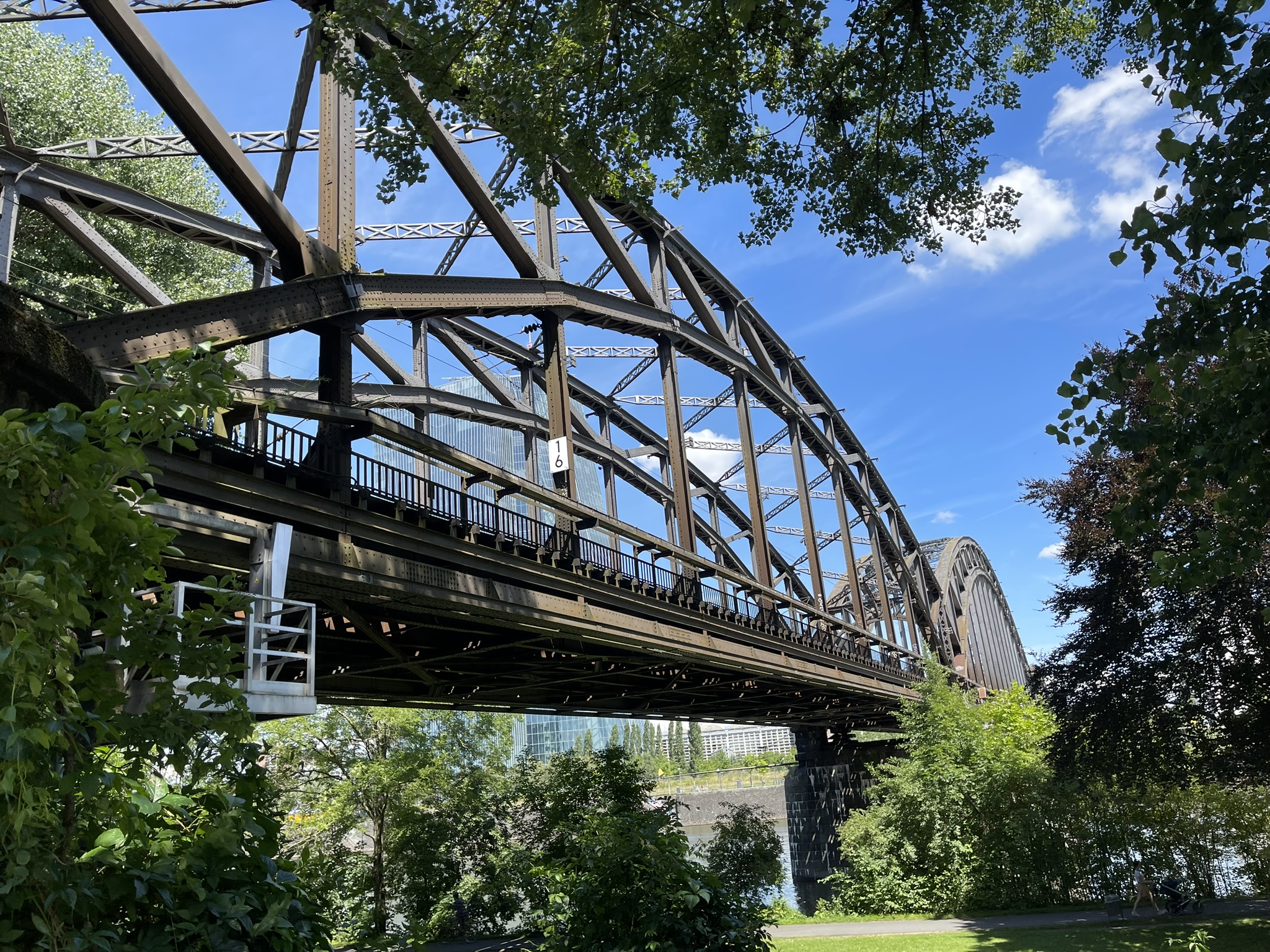 Deutschherrnbrückenzug Frankfurt mit blauem Himmel im Hintergrund