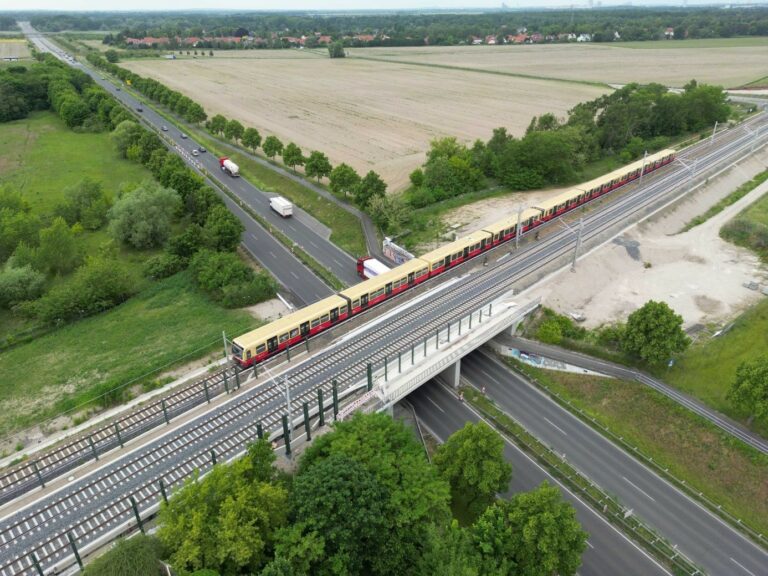 Im Brandenburger Abschnitt führt die Dresdner Bahn zwischen den Bahnhöfen Lichtenrade und Mahlow auf der neu errichteten Eisenbahnbrücke über die L 76.