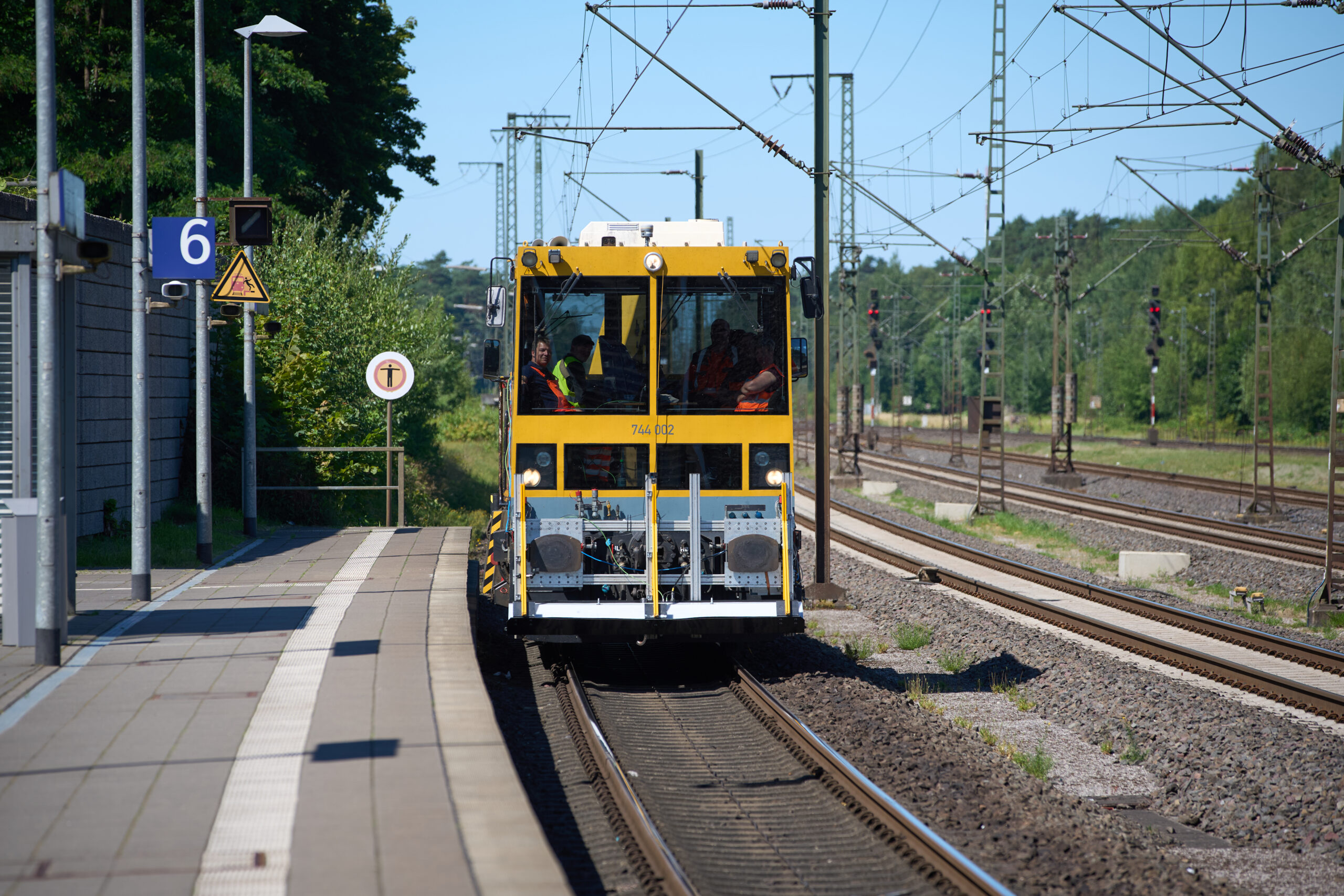 Ground-penetrating radar_measuring vehicle in station