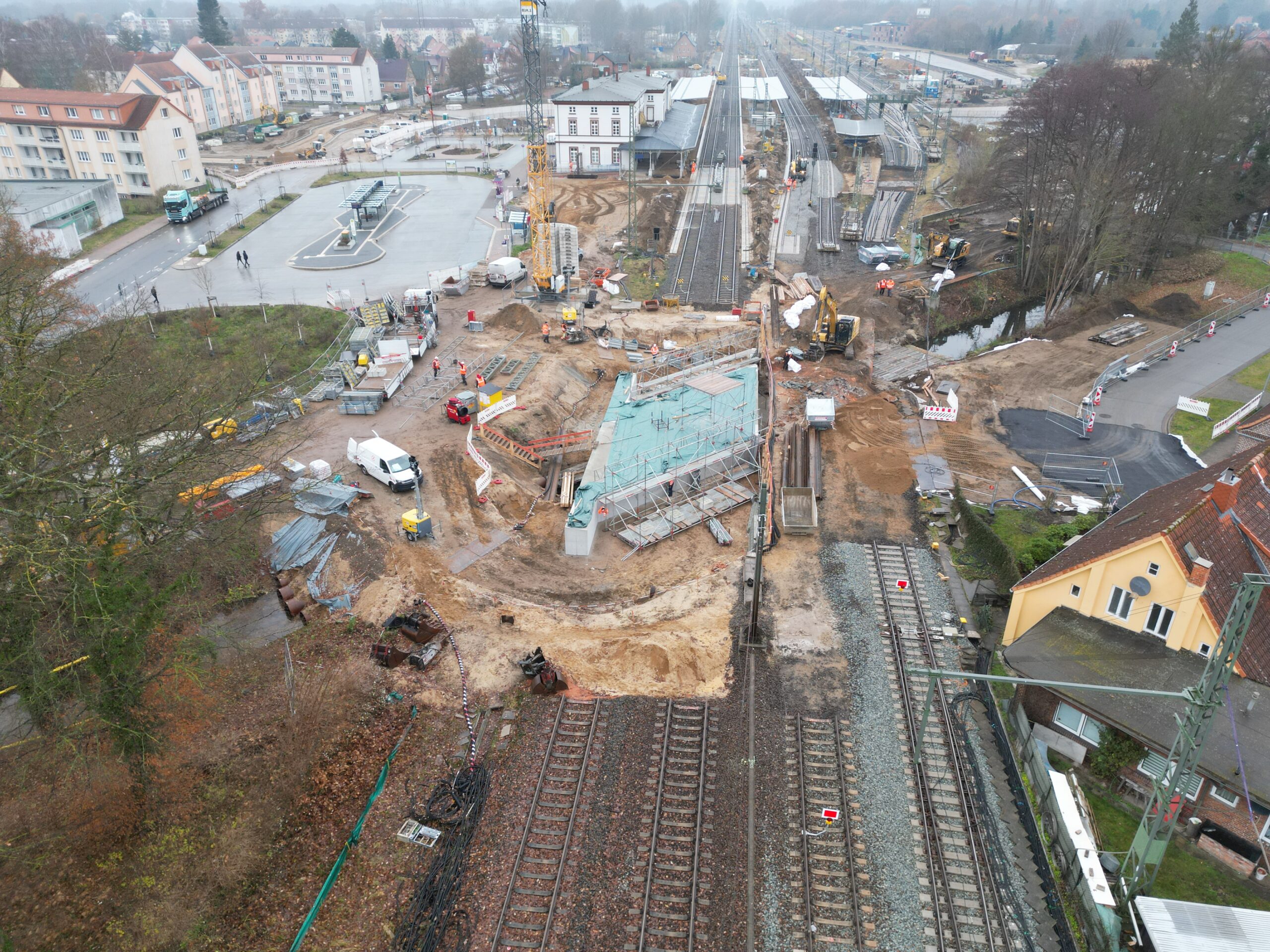 Luftaufnahme einer Bahnbaustelle mit Gleisanlagen und umfangreichen Infrastrukturarbeiten im Bereich eines Bahnhofs