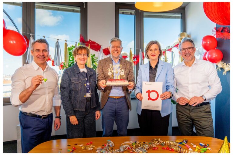 Die Geschäftsleitung gratuliert herzlich zum 10-jährigen Jahrestag und wünscht weiterhin viel Erfolg.