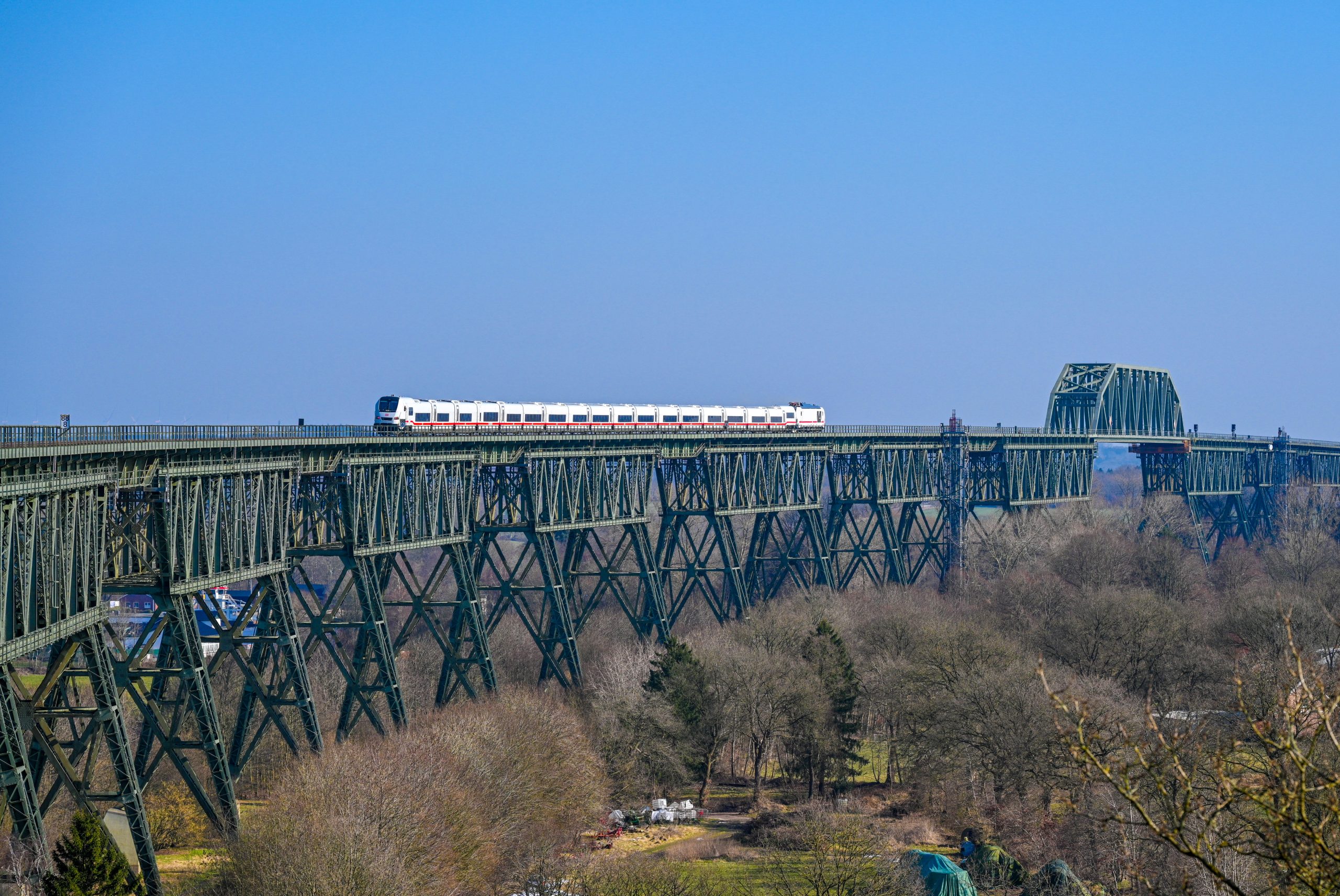 DB Fernverkehr mit einem ICE L und der Baureihe 248.5 auf der Hochbrücke Hochdonn über den Nord-Ostsee-Kanal