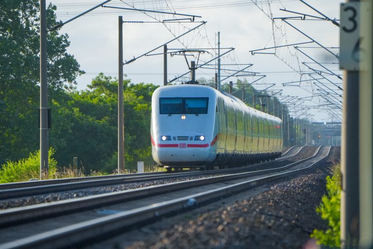 ICE 1 am 14.06.2026 bei Nauen auf der Strecke Hamburg-Berlin nach der Korridorsanierung.