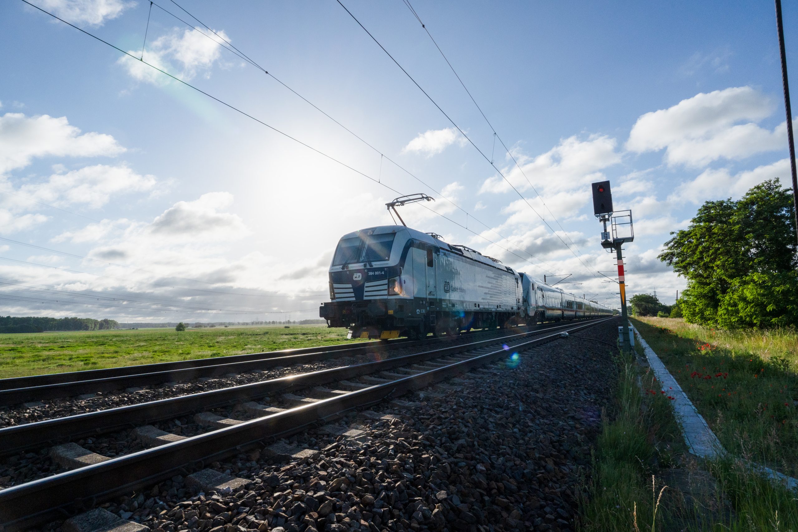 14.06.2026 - Nach der Korridorsanierung rollen die Züge wieder zwischen Hamburg und Berlin - hier bei Nauen ein ICE L mit Vectron der České dráhy am 14.06.2026 bei Nauen.