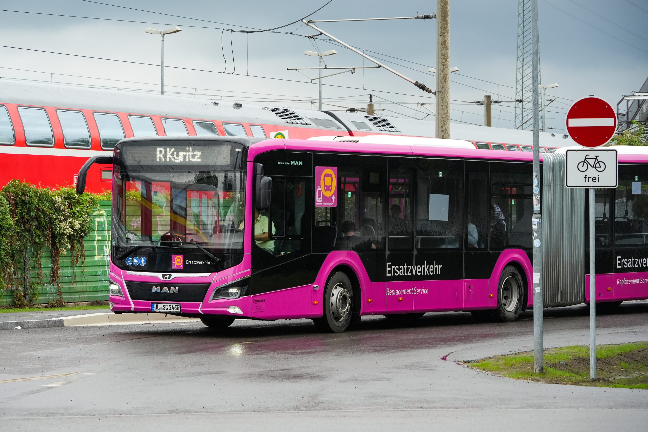 Bus des DB InfraGO Ersatzverkehr durch ecoVista während der Generalsanierung Hamburg-Berlin im brandenburgischen Wustermark